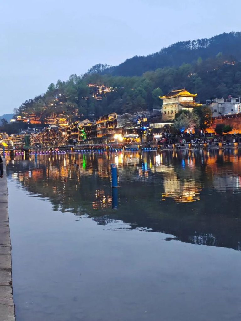 凤凰古城在哪里，凤凰古城在哪里哪个市？