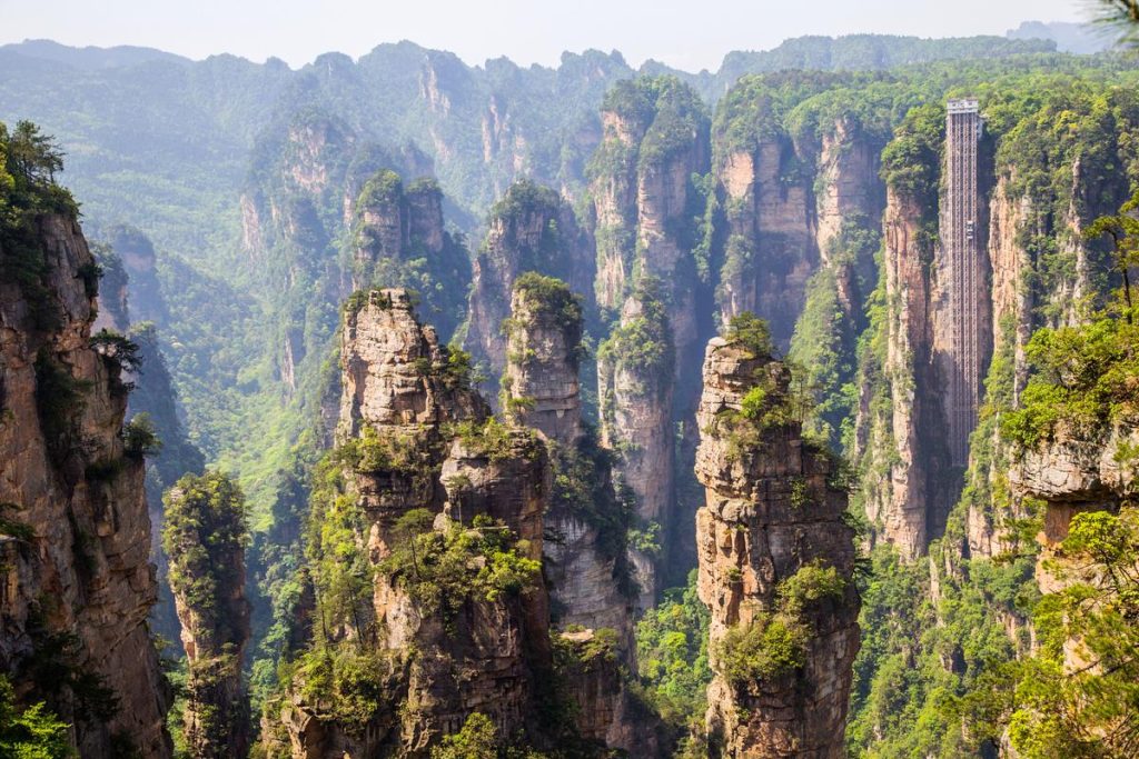 张家界旅游攻略必玩的景点？张家界旅游攻略必玩的景点小岚？