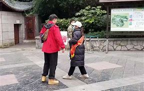 广电文体旅从牵手到相拥的双向赋能之旅 引言 在数字化时代的浪潮中，广电、文体与旅游三大领域的融合已成为推动文化产业创新发展的重要动力。这种融合不仅仅是简单的合作，而是深层次的双向赋能，通过资源共享、优势互补，共同打造了一个多元、互动、体验丰富的文化生态系统。本文将探讨广电文体旅如何从初步的“牵手”合作，发展到深度的“相拥”融合，实现双向赋能，推动文化产业的繁荣发展。 一、广电文体旅的初步牵手 1.**资源共享与平台互通** -广电作为信息传播的重要渠道，拥有强大的