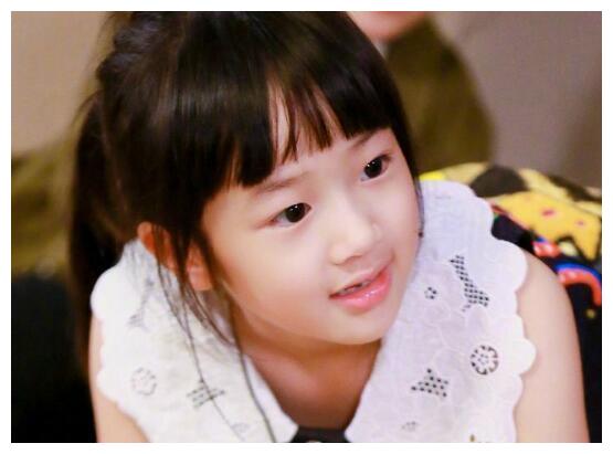 爸爸不在身边neinei哭了 打电话给吴尊希望他快回来