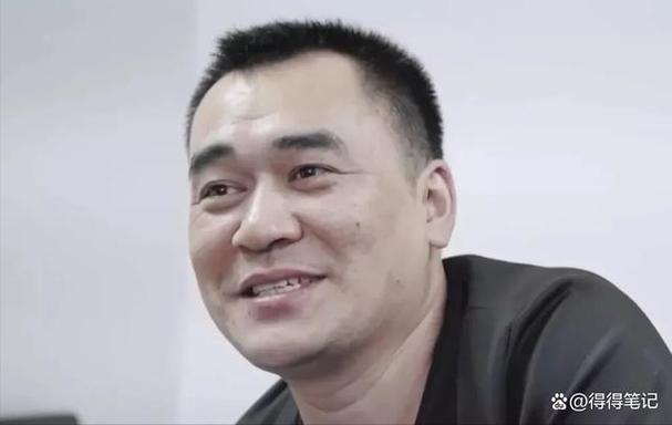 老人让小狗戴面具拉车载人事件道德、安全与法律的交织