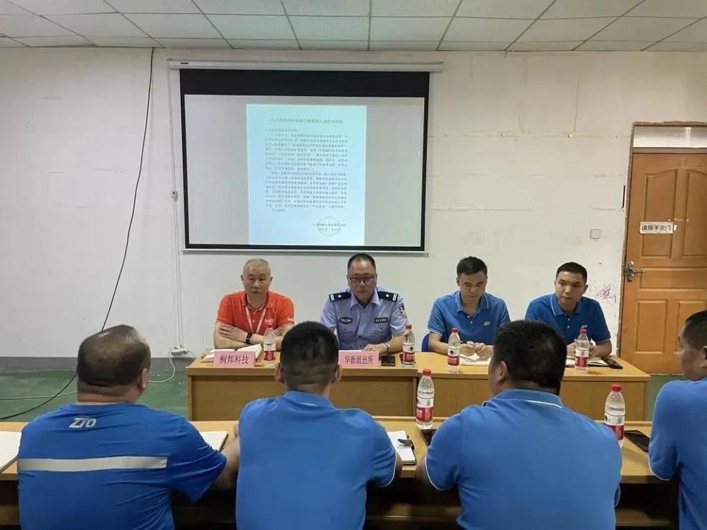 赤水公安当好游客服务员